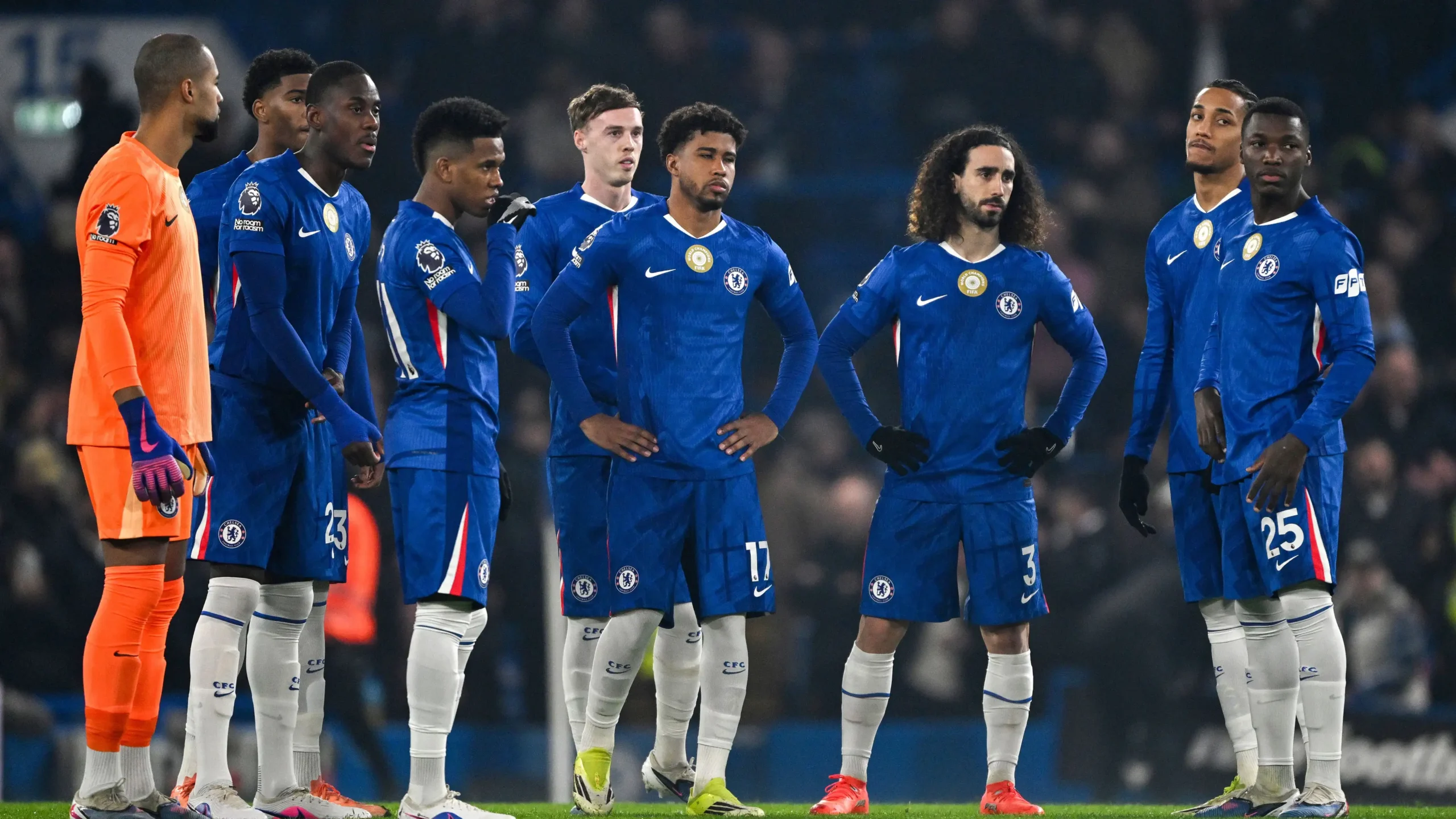 CHELSEA Cole Palmer, Marc Cucurella, Moises Caicedo y otros jugadores del Chelsea FC con gestos de preocupación y seriedad en el terreno de juego.