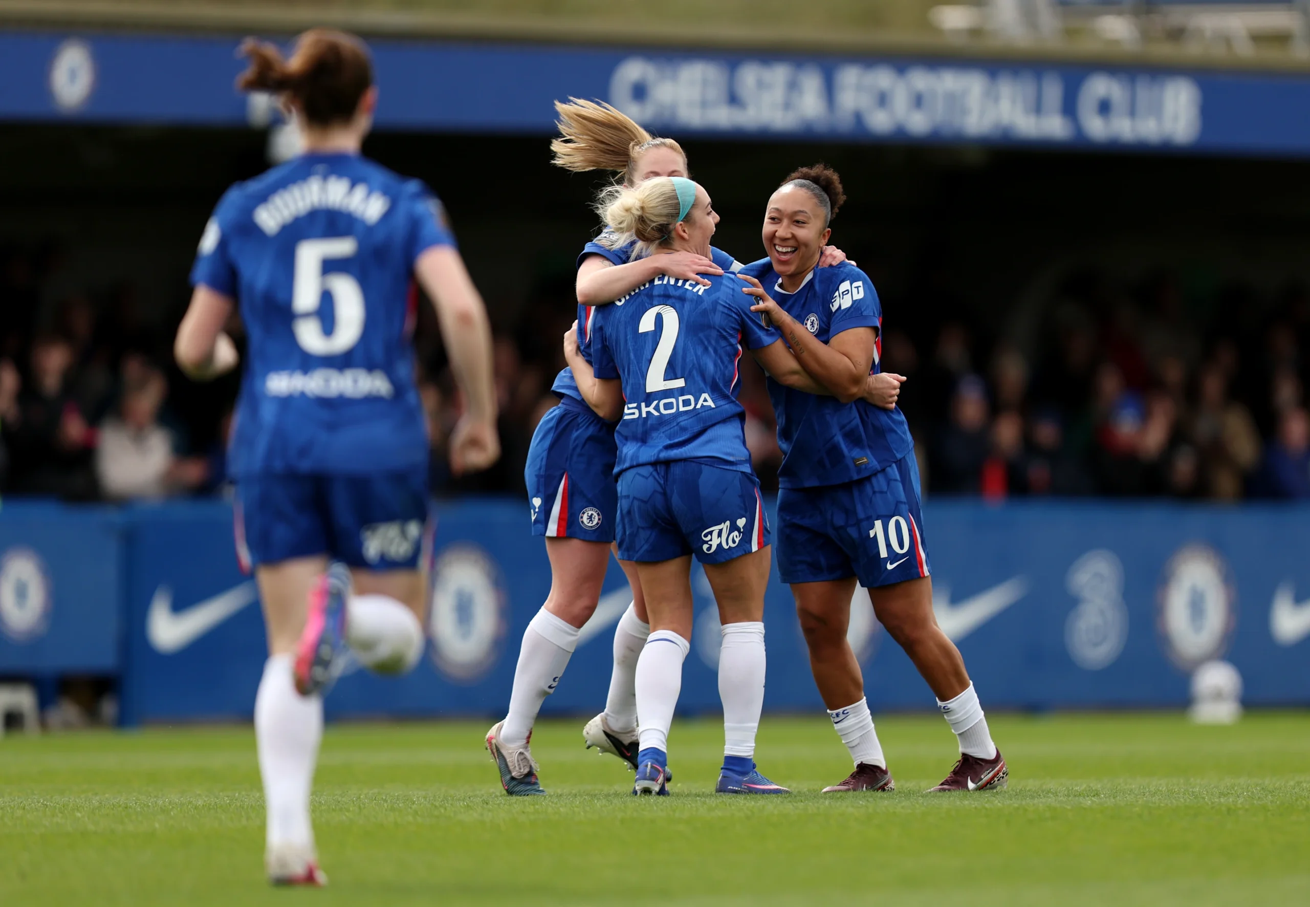 CHELSEA Lauren James y Mia Fishel del Chelsea Women celebrando un gol en la Women