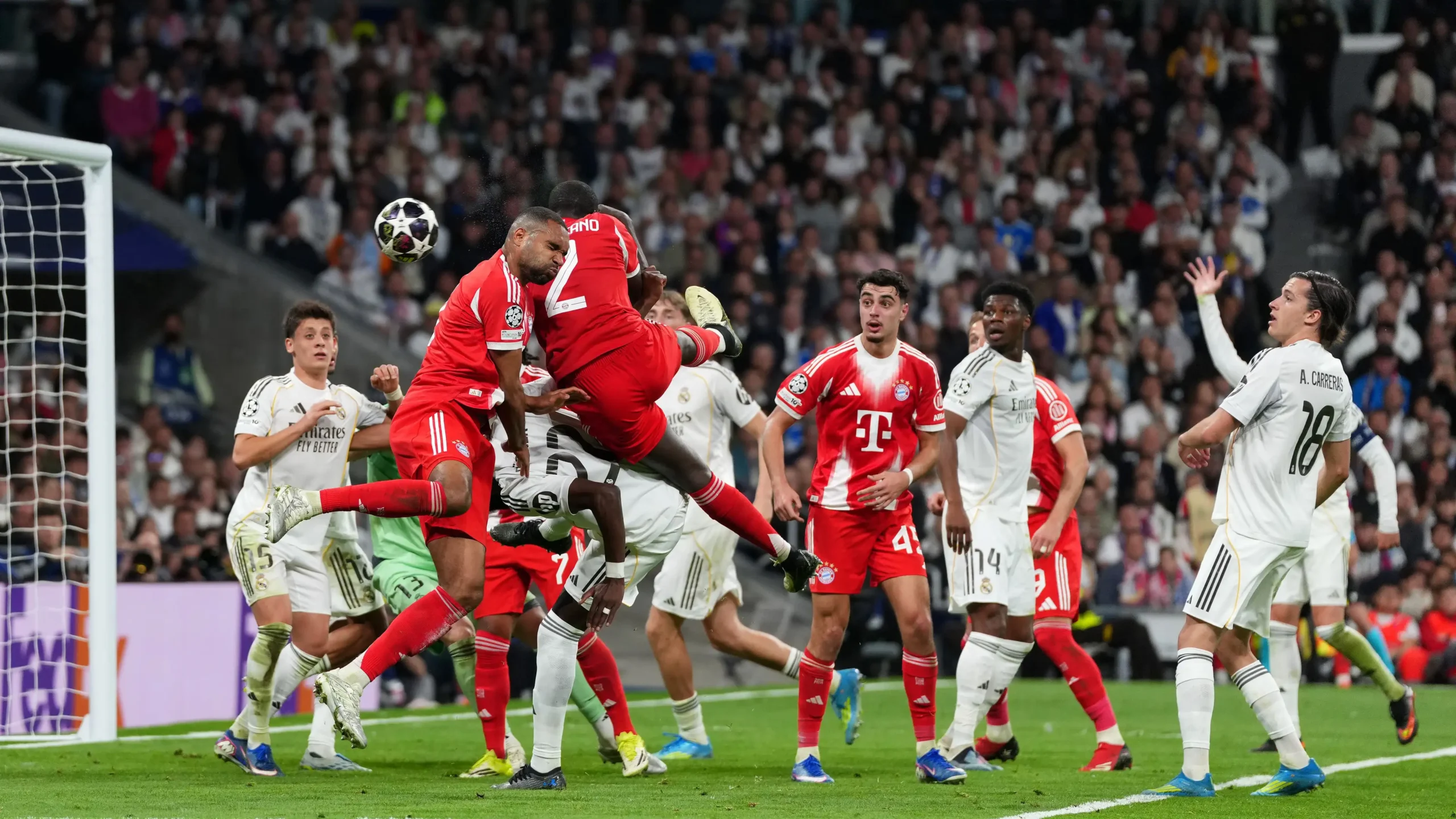 INICIO Jugadores del Real Madrid y Bayern Múnich disputando un balón dividido en el área durante la Champions League