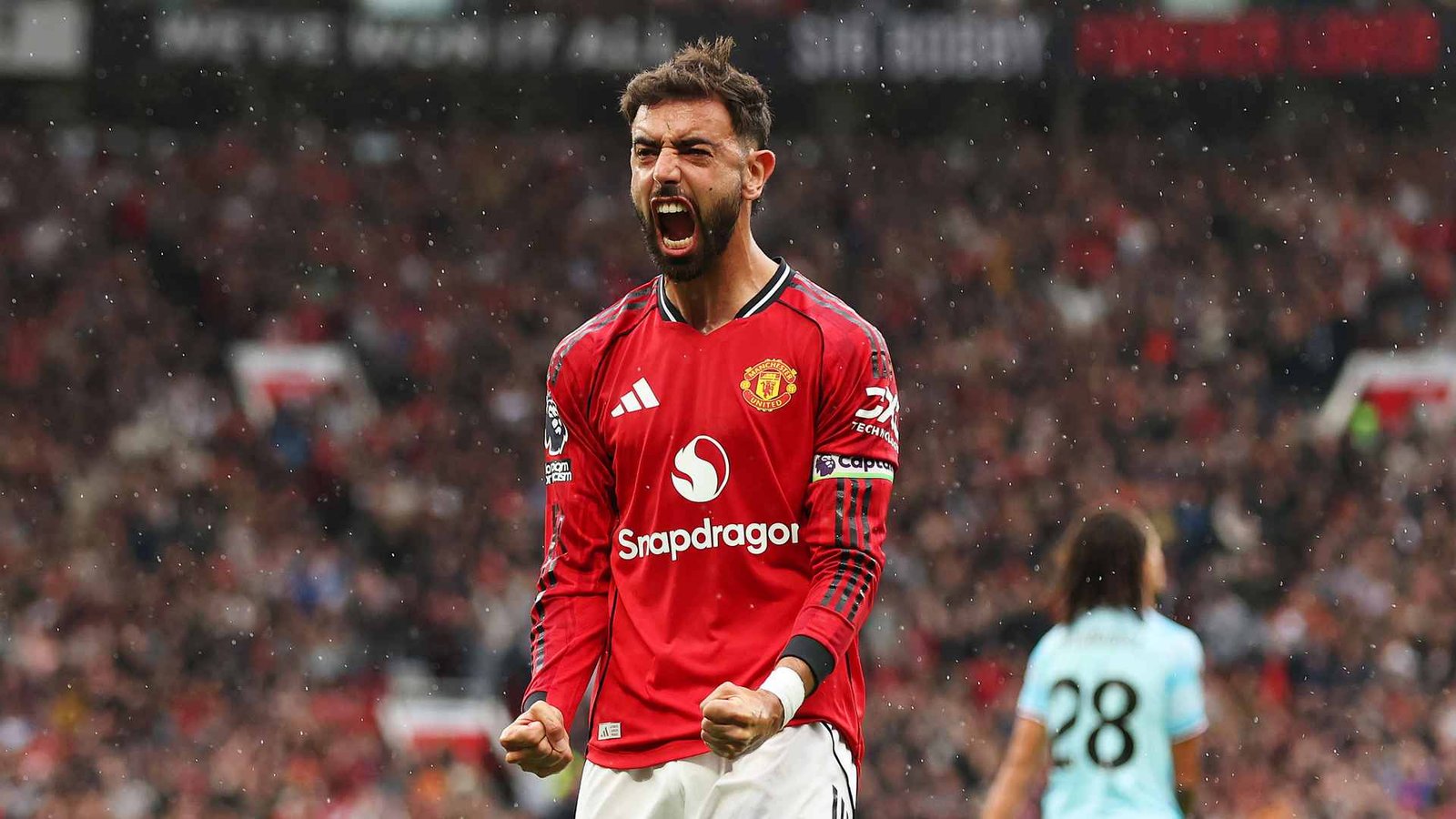 MAN UNITED Bruno Fernandes celebrando con euforia un gol con el Manchester United en Old Trafford.