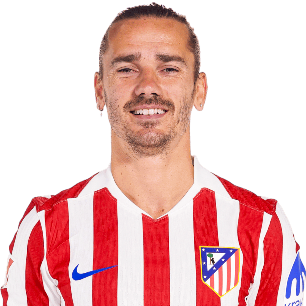 Fotografía de medio cuerpo de Antoine Griezmann sonriendo con la camiseta de rayas rojas y blancas del Atlético de Madrid y el nuevo escudo del club.