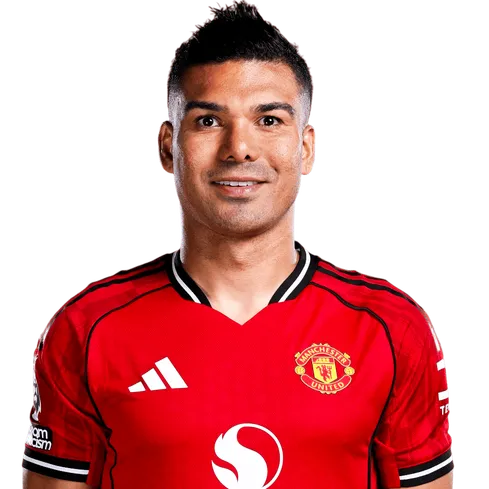 MAN UNITED Casemiro sonriendo con la camiseta local roja del Manchester United sobre un fondo blanco.