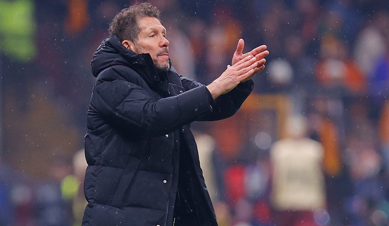 Cholo Simeone gritando instrucciones al Atlético de Madrid