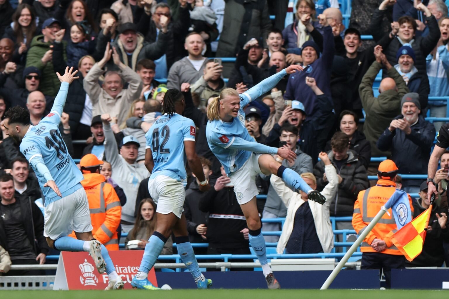 INICIO Erling Haaland celebrando un gol con el Manchester City frente a la afición en los cuartos de final de la FA Cup.