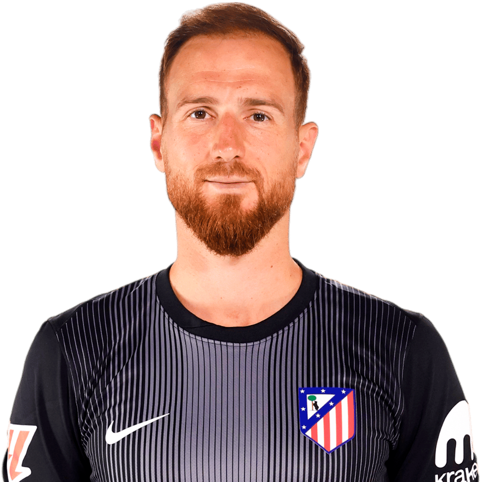 Retrato frontal de Jan Oblak mirando a la cámara con una ligera sonrisa. Viste la camiseta de portero negra con un patrón de líneas verticales grises, el escudo del Atlético de Madrid en el pecho y el logo de Nike en blanco. Fondo con cuadrícula de transparencia.