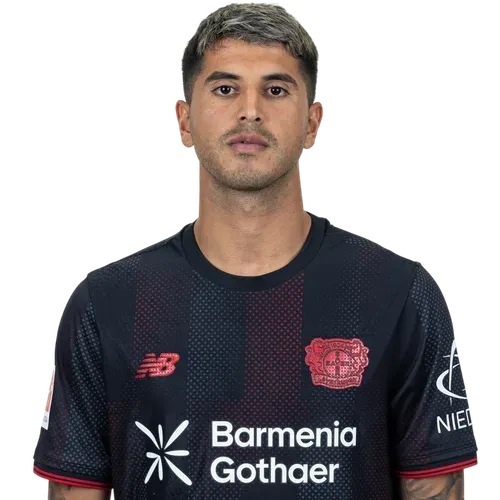 Leverkusen Retrato de medio cuerpo del futbolista Exequiel Palacios vistiendo la camiseta negra de entrenamiento o edición especial del Bayer Leverkusen, con detalles en rojo y patrocinio de Barmenia Gothaer. Fondo transparente.