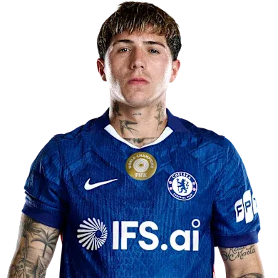 CHELSEA Enzo Fernández mirando a cámara con la camiseta azul del Chelsea FC sobre un fondo blanco.