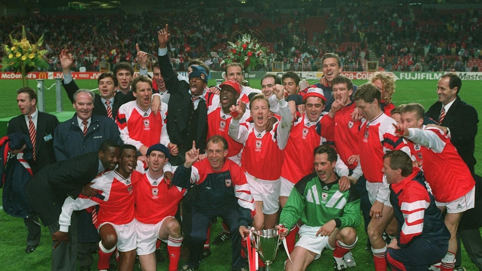 ARSENAL Jugadores y cuerpo técnico del Arsenal celebrando con el trofeo de la Recopa de Europa 1994 en el terreno de juego.
