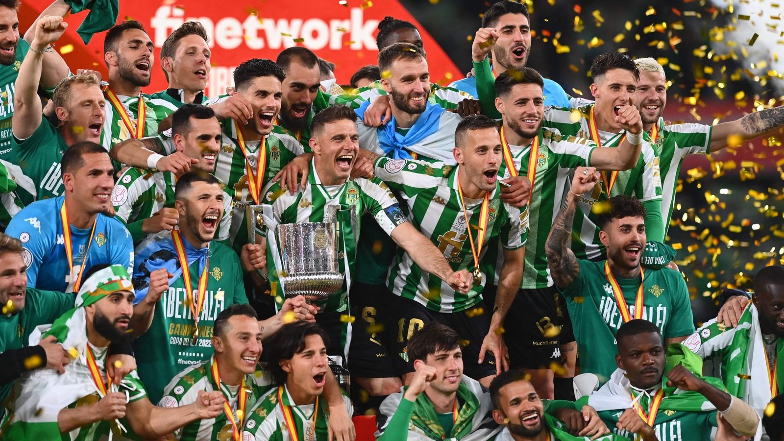 BETIS Jugadores del Real Betis Balompié con la Copa del Rey en celebración