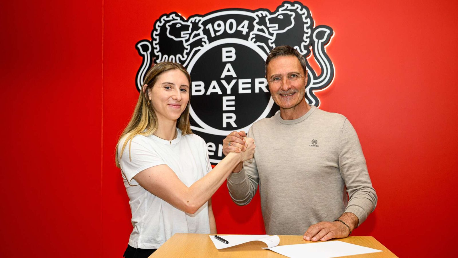 Leverkusen Firma de contrato oficial del Bayer 04 Leverkusen fotografiada por Frederic Scheidemann.