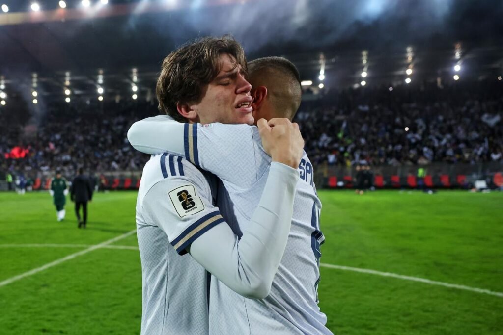 sandro-tonali-italia-eliminacion-mundial-repesca Sandro Tonali llorando y abrazando a un compañero tras la eliminación de Italia en la repesca para el Mundial.