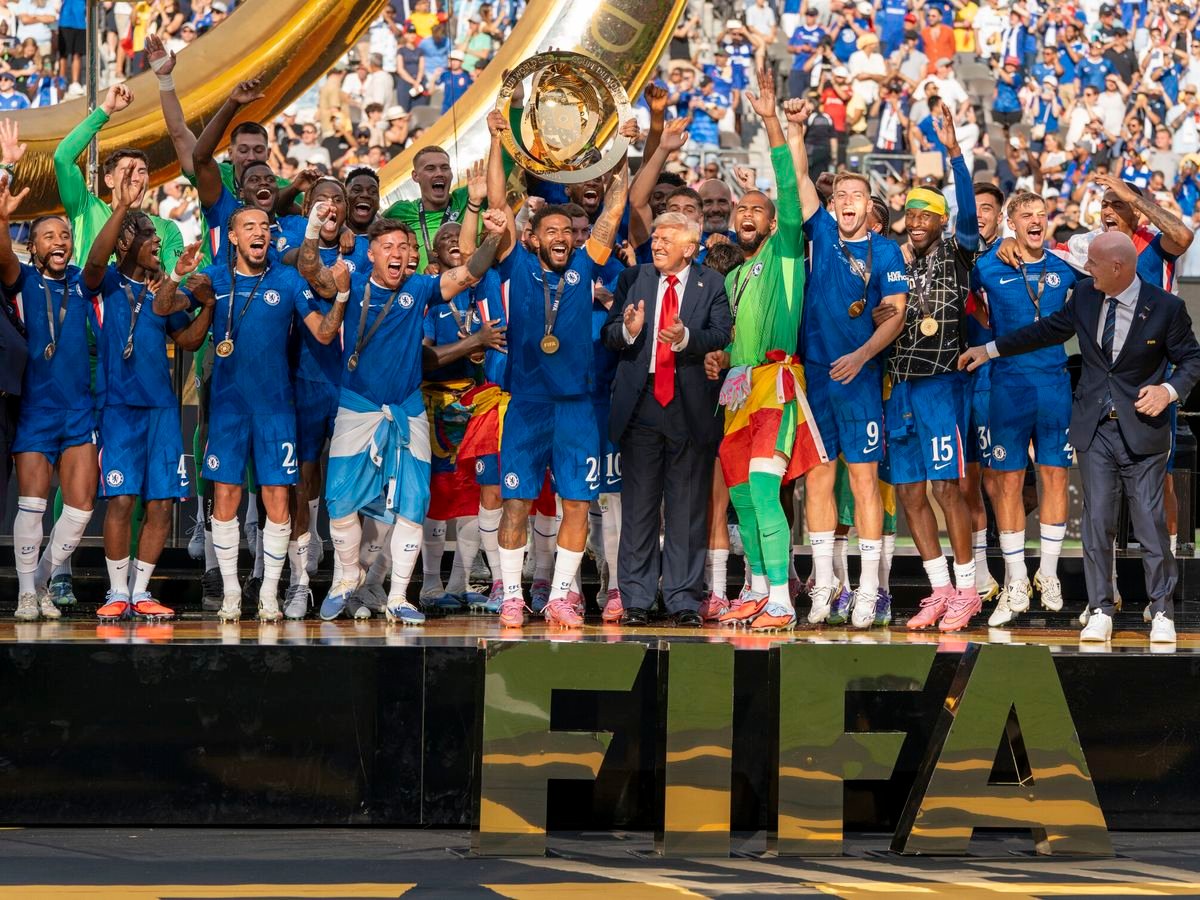 CHELSEA Jugadores del Chelsea FC, incluyendo a Reece James y Enzo Fernández, celebrando el título del Mundial de Clubes de la FIFA en un podio junto a Gianni Infantino.