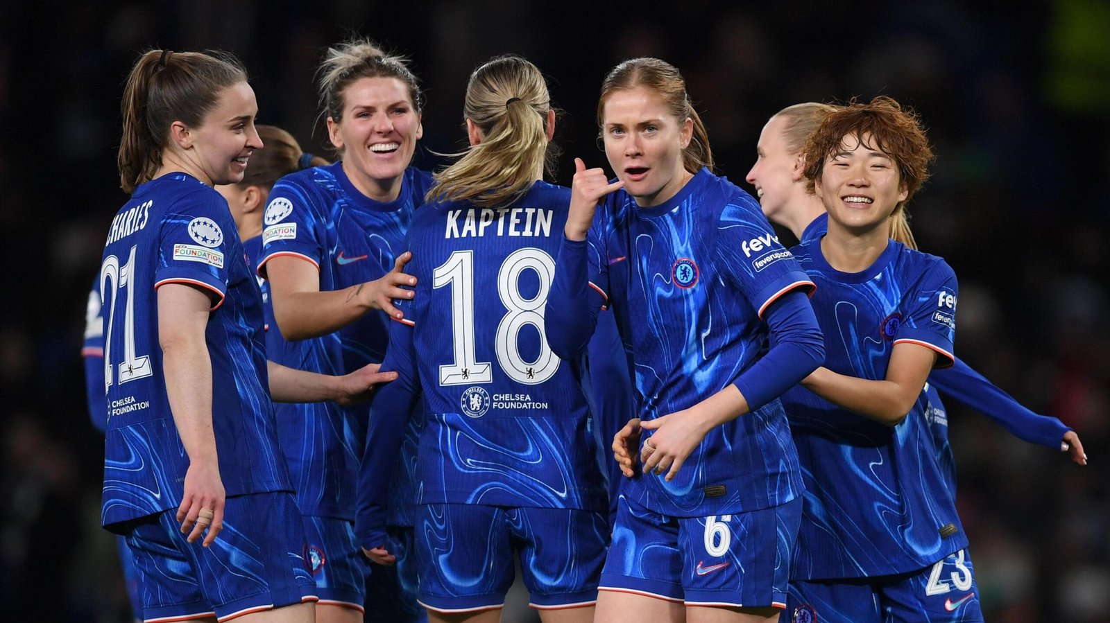 CHELSEA Sjoeke Nüsken celebrando un gol con sus compañeras del Chelsea Women, incluyendo a Wieke Kaptein y Maika Hamano, en la Champions League Femenina.