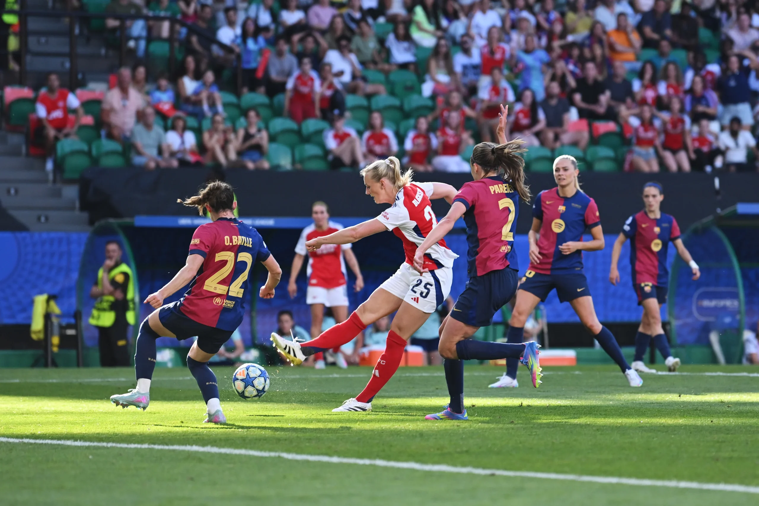 ARSENAL Stina Blackstenius del Arsenal rematando a portería ante la presión de Ona Batlle e Irene Paredes del FC Barcelona en la Champions League Femenina.