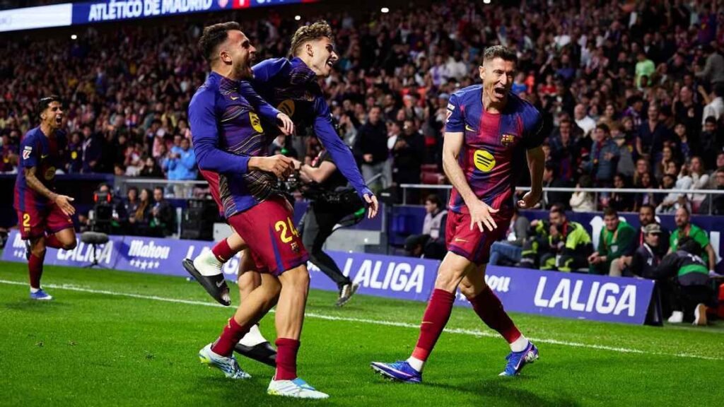 FC Barcelona: Éxtasis total en el campo Jugadores del FC Barcelona, liderados por Robert Lewandowski, celebrando un gol con gran intensidad. Se observa el ambiente eufórico del estadio y la unión del equipo tras una acción decisiva.