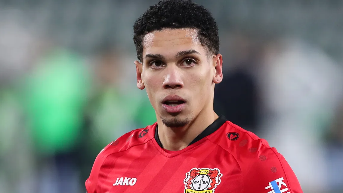 Leverkusen Jugador del Bayer Leverkusen con uniforme Barmenia Gothaer en la Bundesliga
