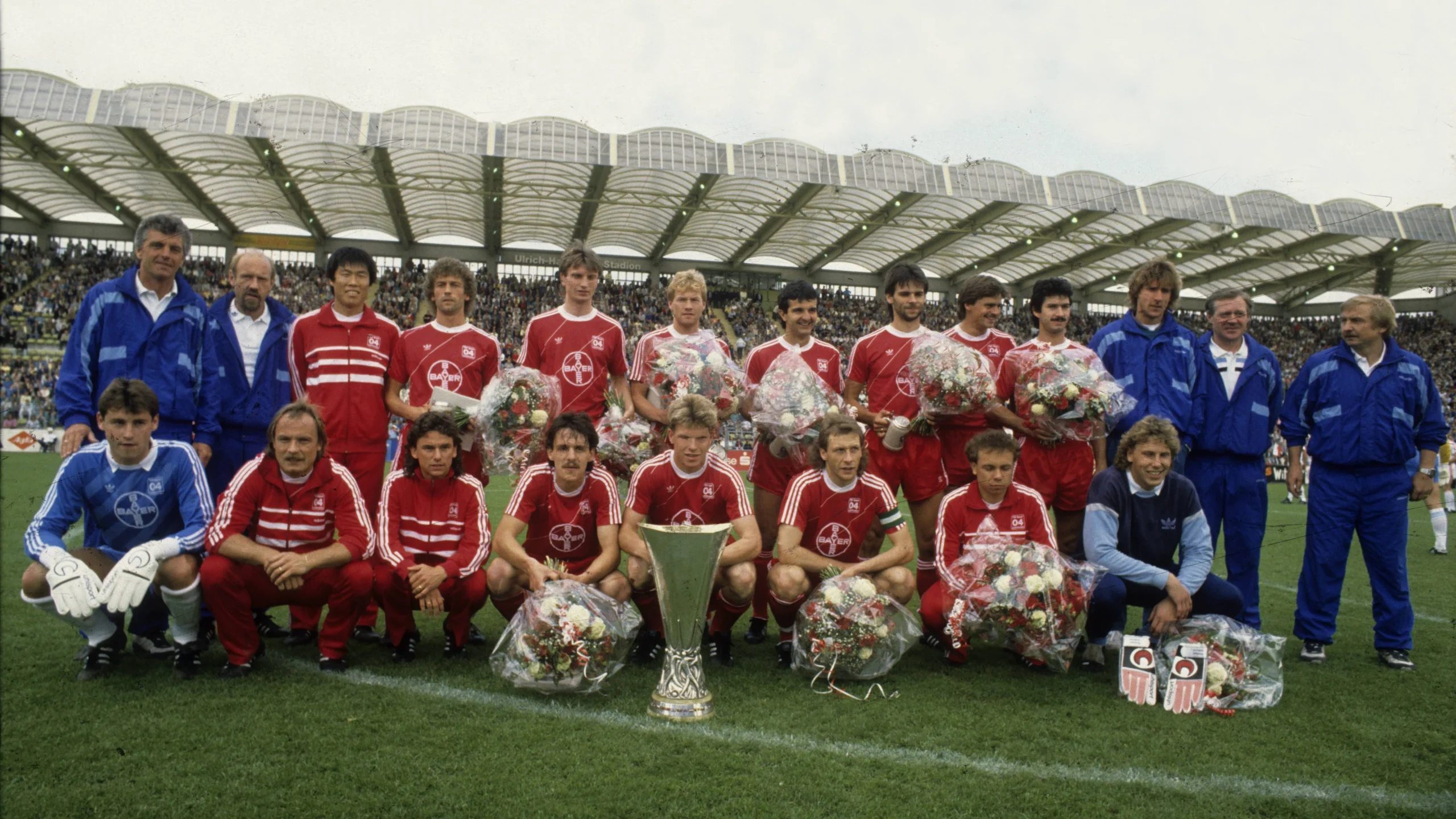 Leverkusen Bayer Leverkusen campeón con el trofeo Winners de la UEFA Europa League
