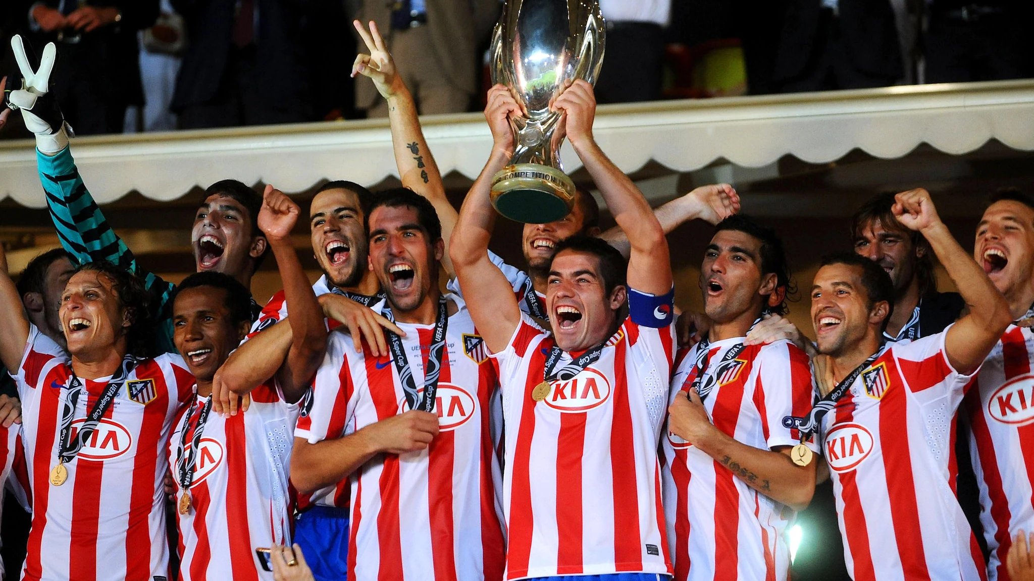 Atlético de Madrid alzando la Copa del Rey con el capitán
