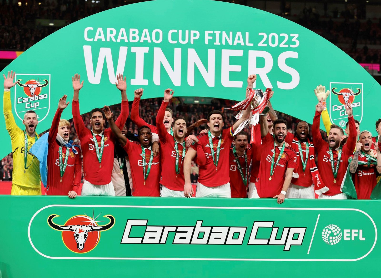 MAN UNITED Harry Maguire y Bruno Fernandes alzando el trofeo de la Carabao Cup 2023 junto a la plantilla del Manchester United en Wembley.