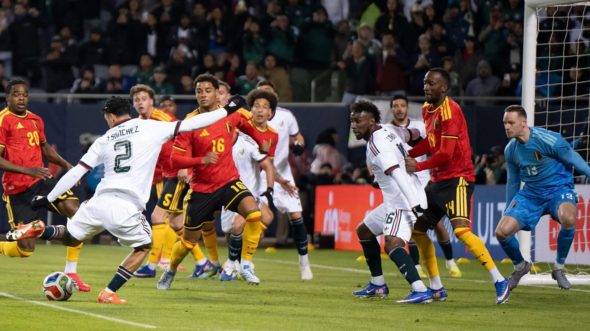 INICIO Jorge Sánchez rematando a portería durante el partido amistoso entre la Selección de México y Bélgica.