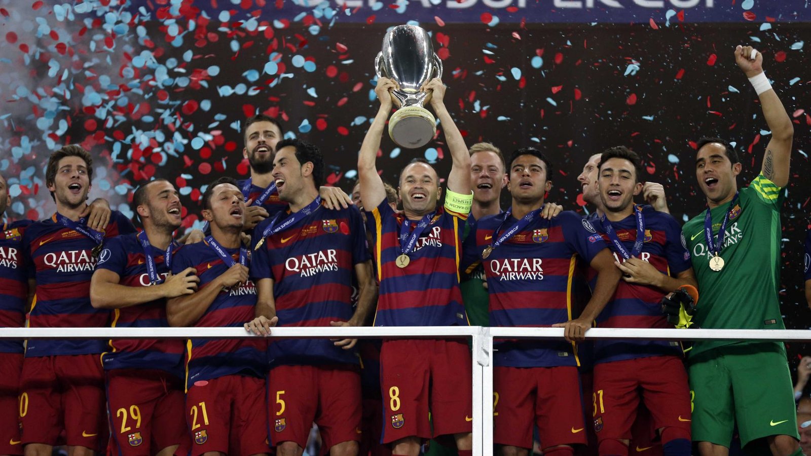 BARCELONA Andrés Iniesta levantando la Supercopa de Europa 2015 tras la victoria del FC Barcelona ante el Sevilla en Tiflis.