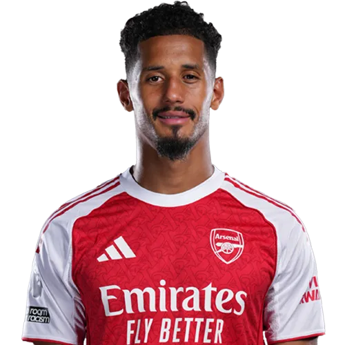 ARSENAL William Saliba sonriendo con la camiseta roja y blanca sobre un fondo blanco.