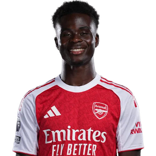 ARSENAL Bukayo Saka sonriendo con la camiseta roja y blanca del Arsenal FC sobre un fondo blanco.