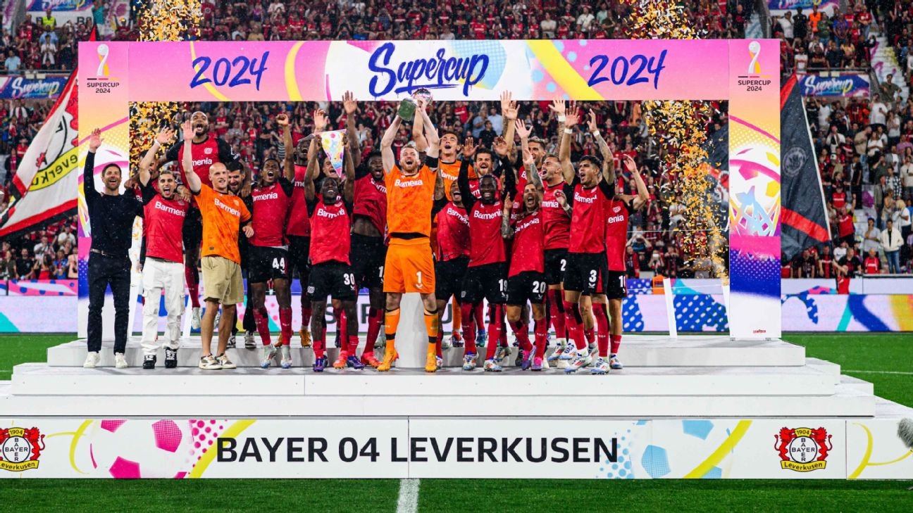 Leverkusen Bayer Leverkusen celebrando con los aficionados tras ganar un título.
