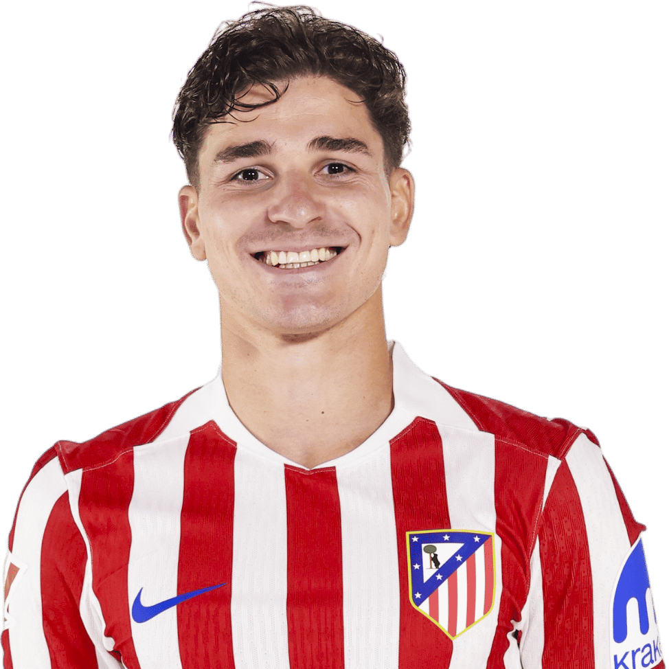 Retrato de medio cuerpo del futbolista Julián Álvarez sonriendo. Viste la camiseta de local del Atlético de Madrid con sus tradicionales franjas verticales rojas y blancas, el escudo del club en el pecho y el logo de Nike en azul. Fondo con cuadrícula de transparencia.