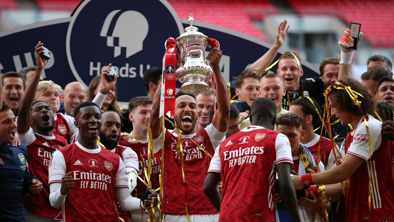 ARSENAL Pierre-Emerick Aubameyang levantando el trofeo de la FA Cup rodeado por los jugadores del Arsenal en el estadio de Wembley.