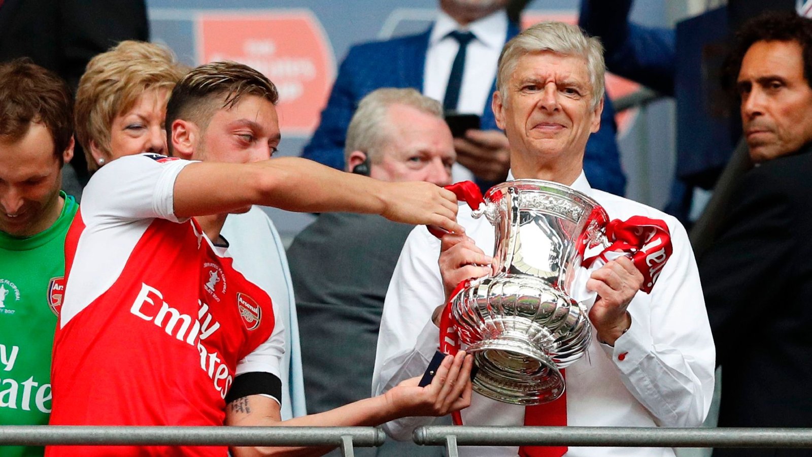 ARSENAL Arsène Wenger y Mesut Özil sosteniendo el trofeo de la FA Cup tras una victoria del Arsenal en Wembley.