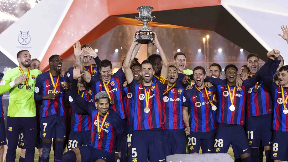 BARCELONA Sergio Busquets levantando el trofeo de la Supercopa de España 2023 tras vencer al Real Madrid en la final.