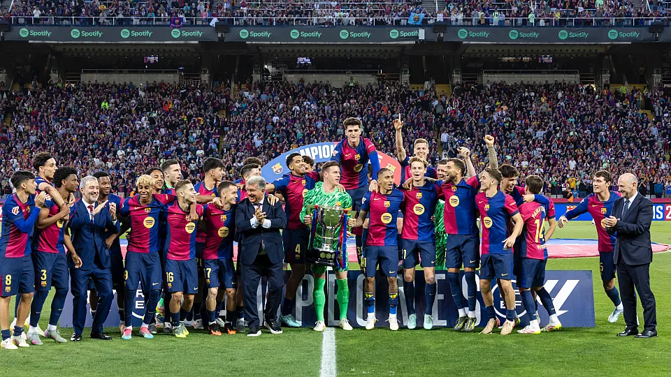 BARCELONA Jugadores del FC Barcelona celebrando la conquista de un título en el Spotify Camp Nou junto a Joan Laporta.